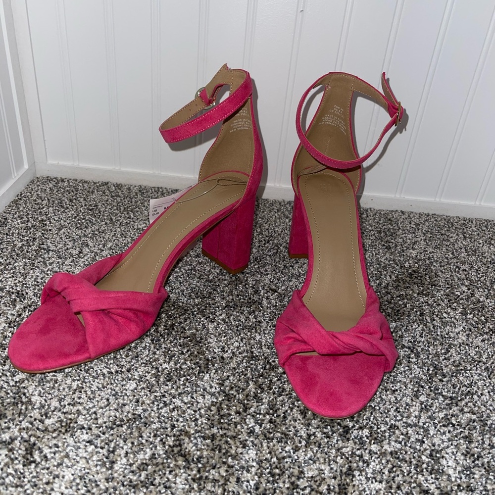 Pink open toe block heels. - Picture 3 of 4